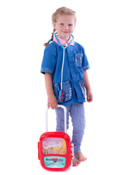 Sada doktor se stetoskopem v kufříku na kolečkách 